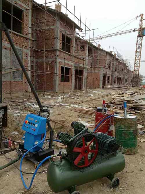 節(jié)能保溫施工小型發(fā)泡聚氨酯高壓機(jī)械(圖1) 建筑墻體小型發(fā)泡聚氨酯高壓機(jī)械保溫施工