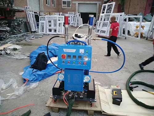 為什么聚氨酯能用于建筑外墻保溫?受歡迎的原因?(圖1) 聚氨酯用于外墻保溫噴涂設備