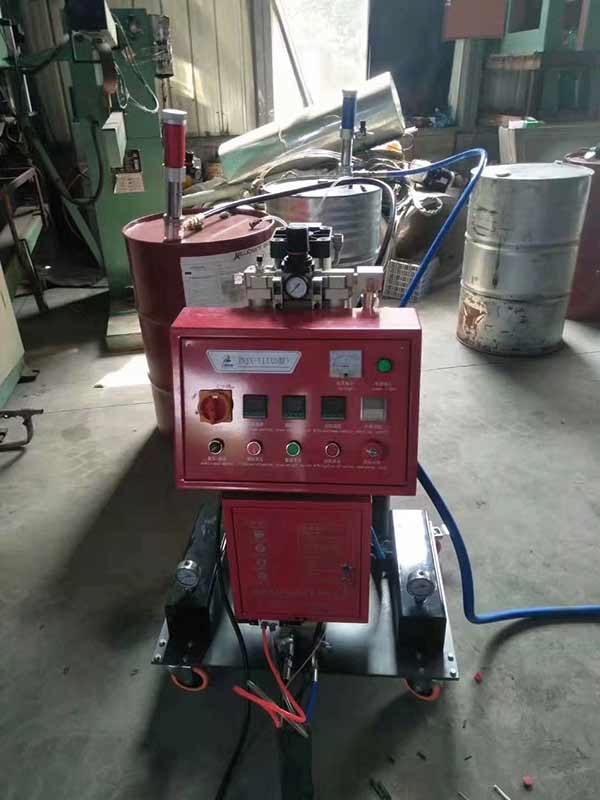 聚氨酯發(fā)泡機(jī)原料輸出量是多少?(圖1) 聚氨酯發(fā)泡機(jī)不銹鋼保溫發(fā)泡施工